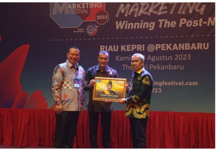 Gubernur Syamsuar Dianugerahi Gelar Satria Laksana oleh MarkPlus