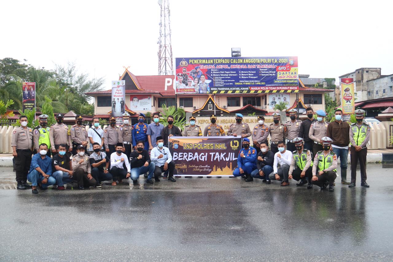 Polres Inhil Bagi-bagi Takjil