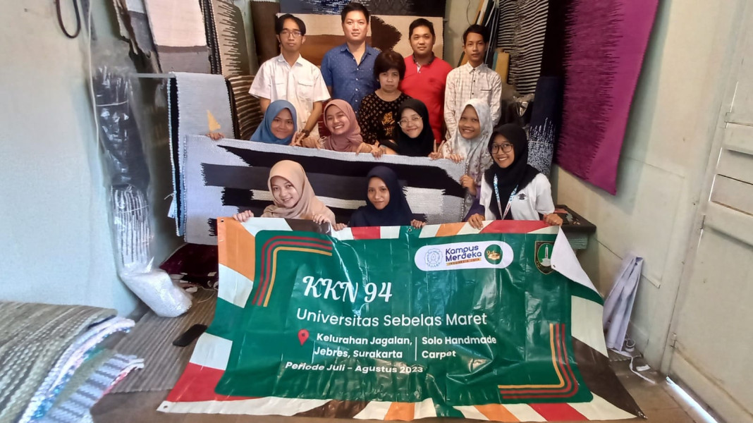 Kolaborasi dengan Solo Handmade Carpet, Mahasiswa KKN 94 UNS Membuat Karpet dengan Inovasi Desain Menarik