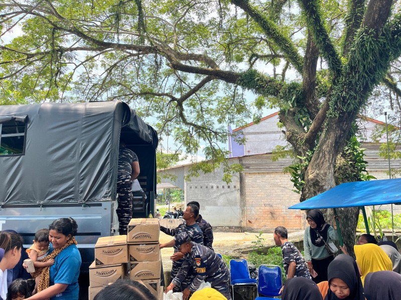 Lanal Dumai Gelar Pasar Sembako Murah, Warga Sungai Sembilan Antusias