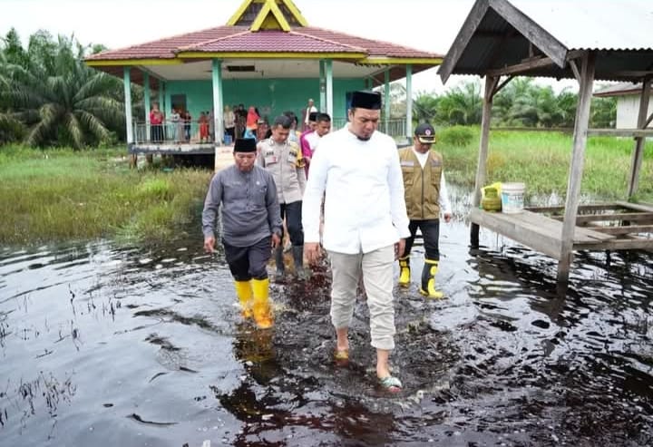 Kunjungi Warga Desa Rawa Bangun Terisolasi Banjir, Bupati Inhu Wacanakan Relokasi Jalur Rengat-Tembilahan