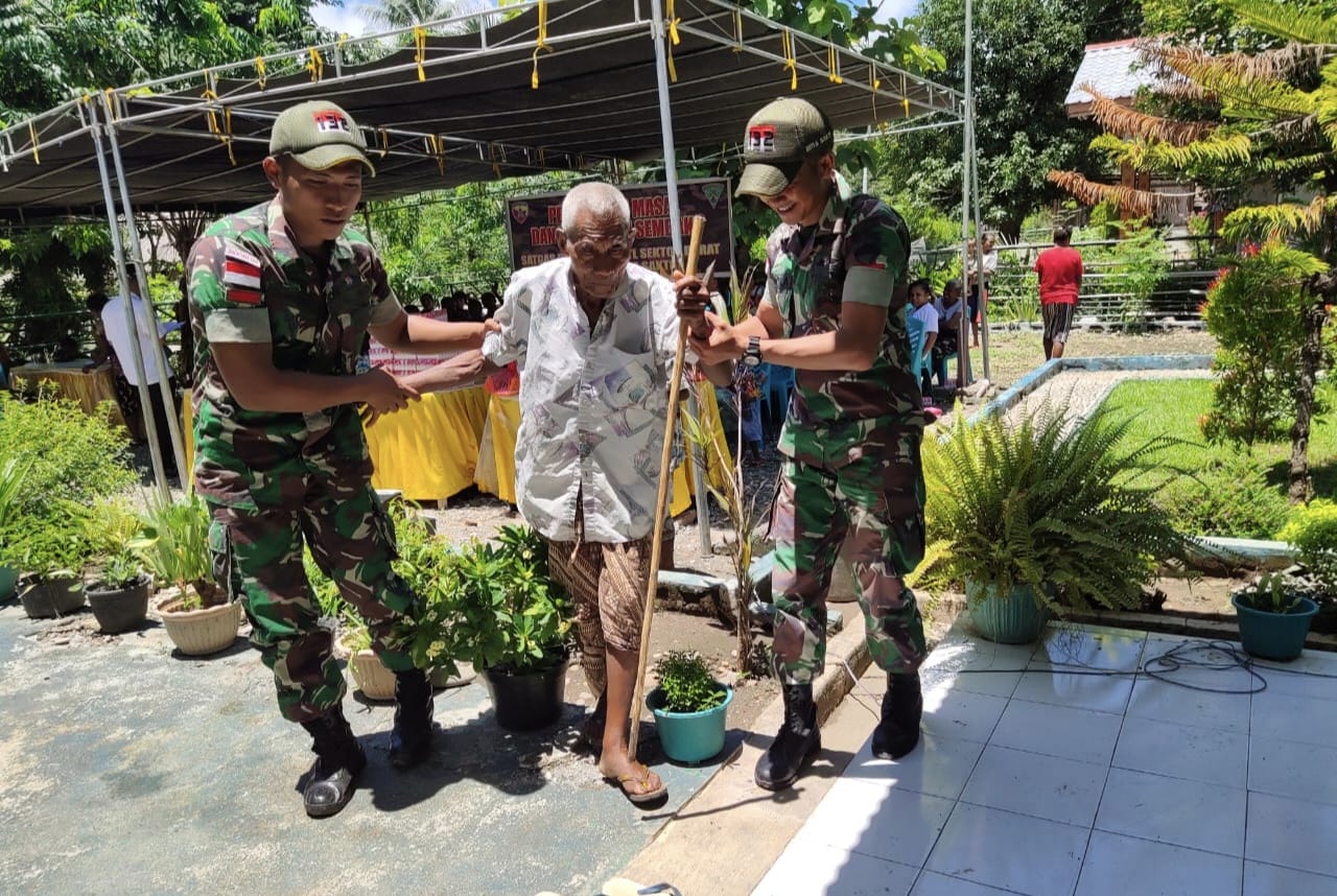 Peduli Kesehatan Masyarakat, Satgas Yonif 132/BS, Gelar Pengobatan Massal dan Pembagian Sembako