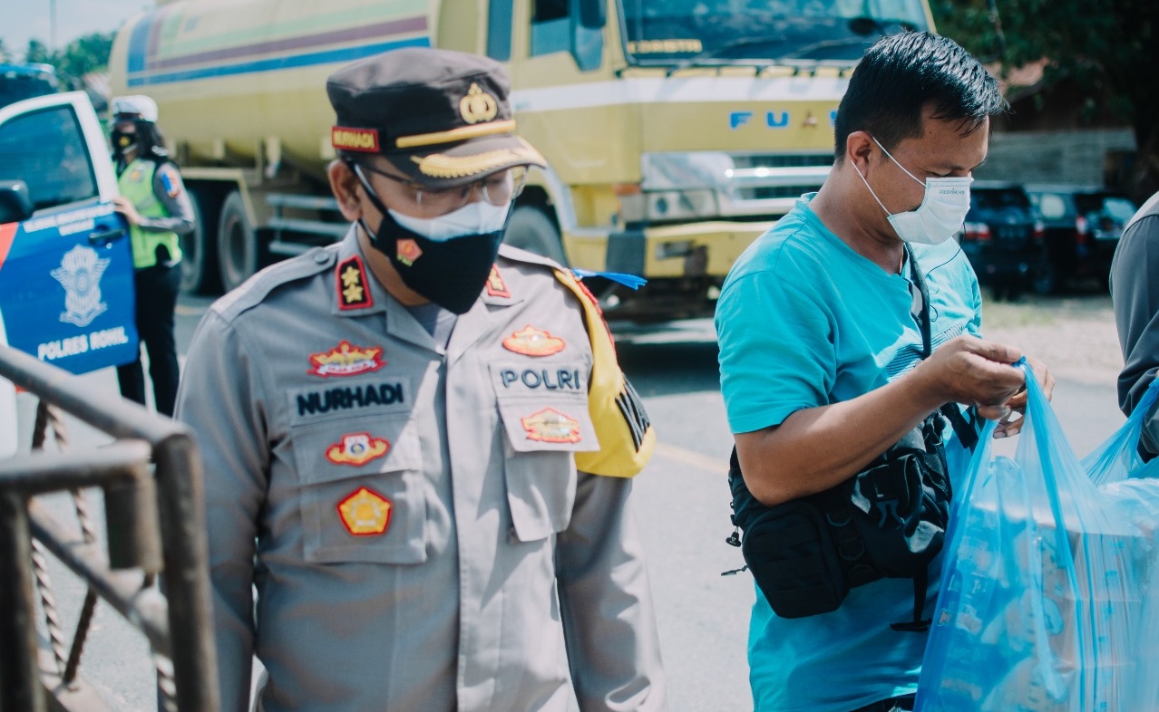 Polres Rohil Gandeng Awak Media Bagikan Ratusan Nasi Kotak Kepada Abang Becak