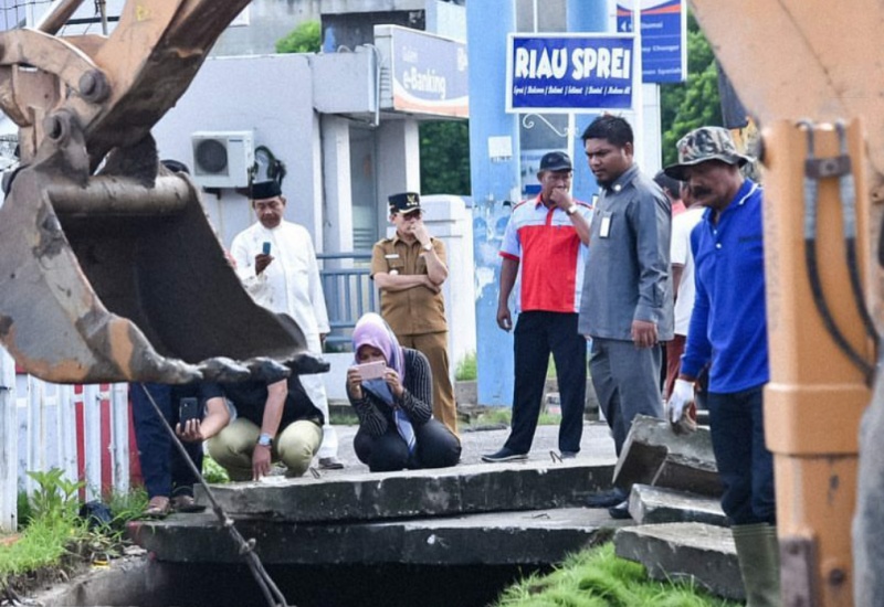 Bersihkan Parit, Wako Dumai Kerahkan Alat Berat