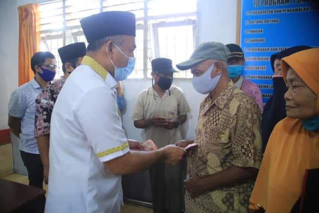 Andi Suhaimi Salurkan Bantuan BLT-DD di Kecamatan Bilah Hulu