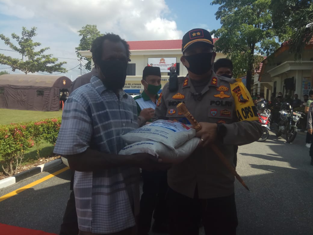 Polres Pelalawan Bagi-bagi Sembako ke Masyarakat