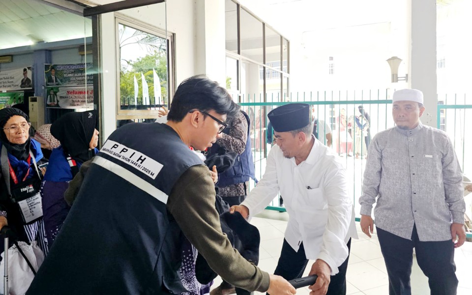 Linangan Air Mata dan Takbir Mengiringi Jemaah Haji Dumai  Menuju Madinah