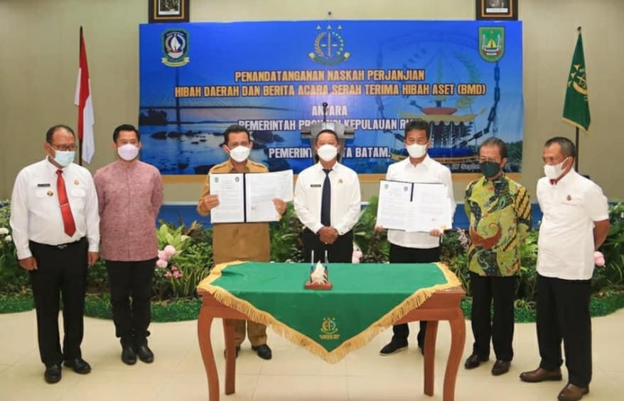Disaksikan Kajati Kepri, Pemprov Kepri dan Pemko Batam Tandatangani NPHD dan BMD