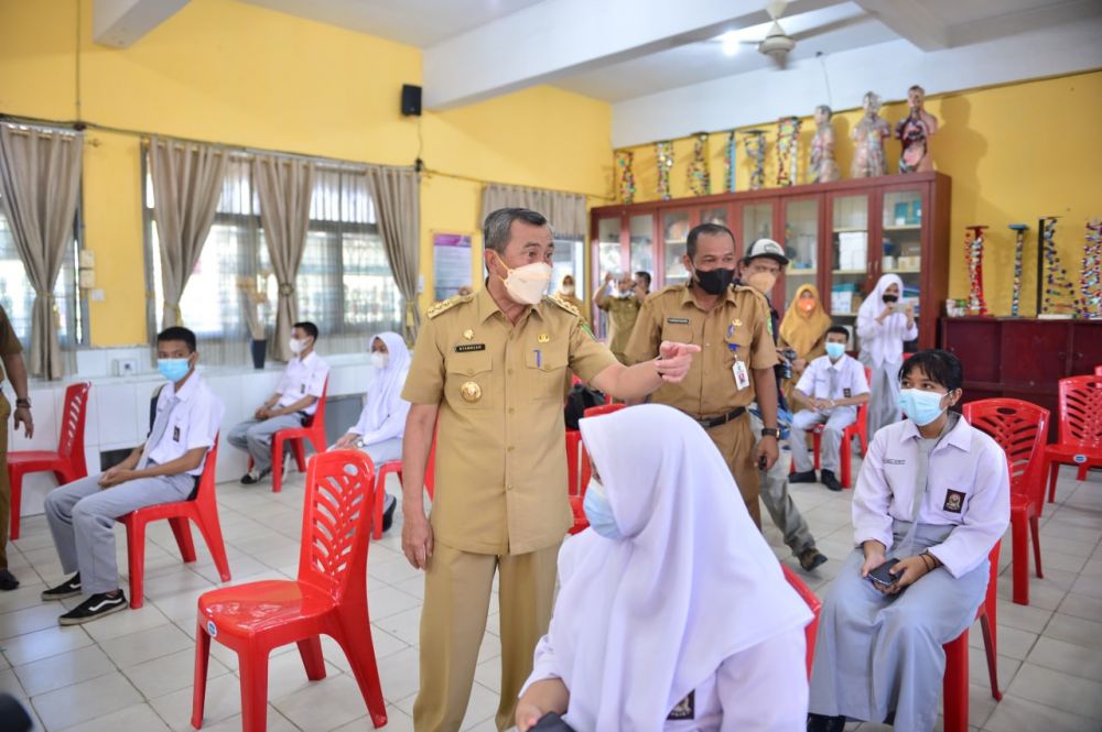 Gubri Berikan Semangat untuk Siswa SMA 11 Pekanbaru yang Ikuti Vaksinasi Covid-19
