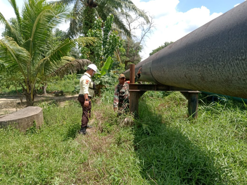 Babinsa Koramil-01 Dumai dan Pertamina Hulu Rokan Bersinergi Jaga Keamanan Pipa Minyak