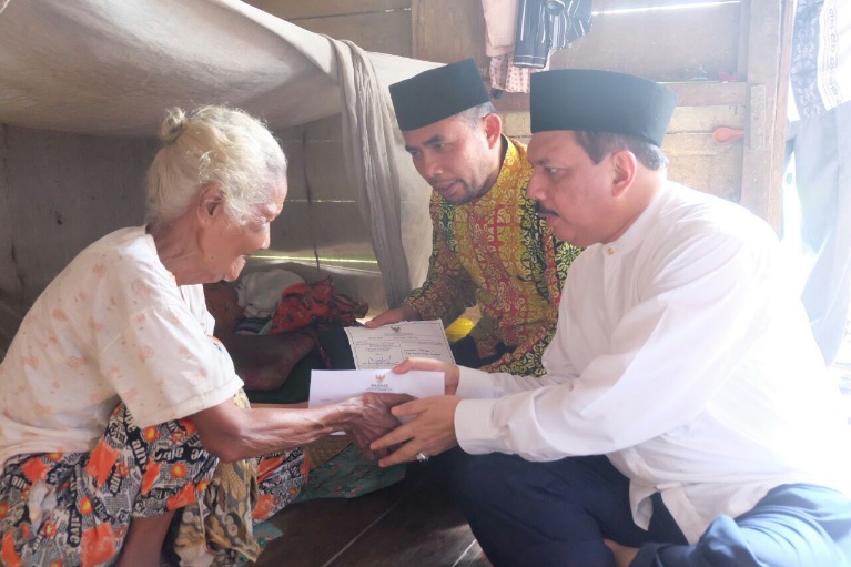 Sekda Serahkan Zakat dari Baznas Inhil