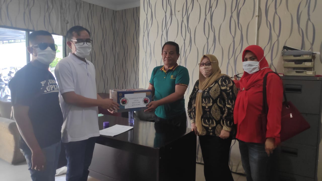 Uber Serahkan Bantuan Masker ke Disdukcapil dan Perwakilan Nujek