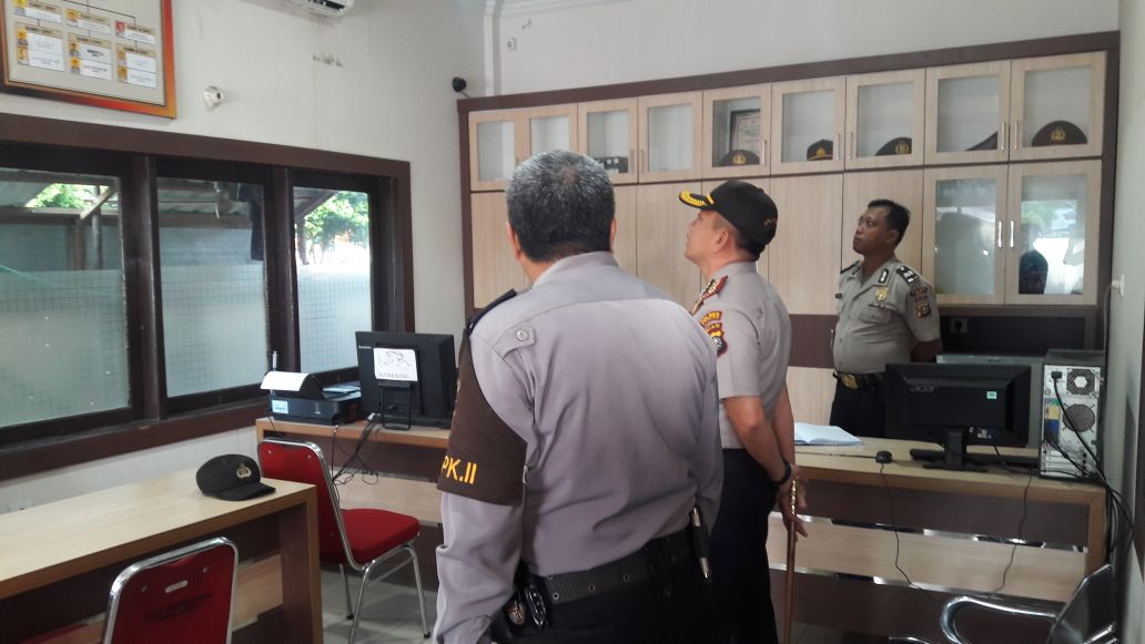 Baru Bertugas, AKBP Christian Rony Putra Cek Ruang Kerja di Mapolres Inhil