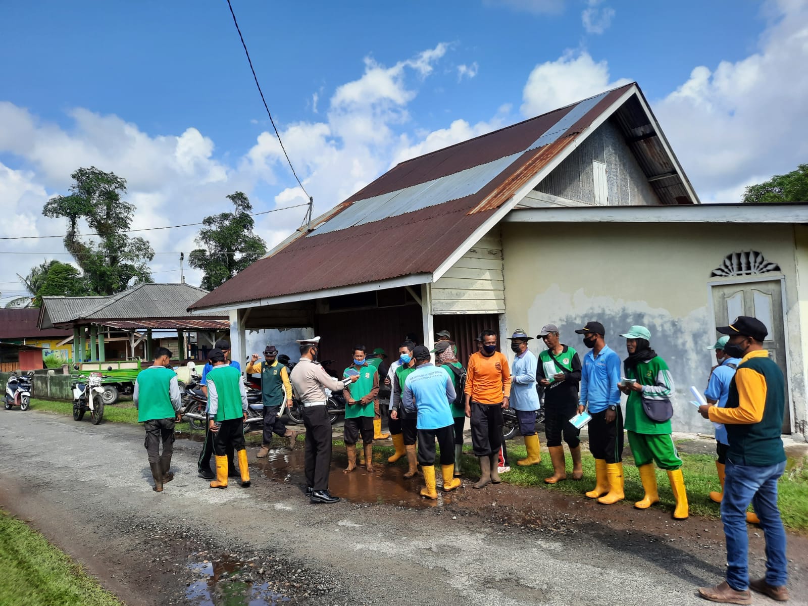 Satlantas Gandeng DLH Lingga dalam Berbagi Helm dan Masker