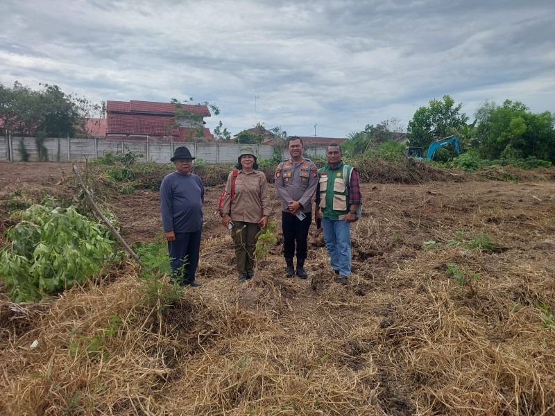 Kolaborasi Polsek KSKP Dumai dan Petani Siapkan Lahan Produktif untuk Jagung