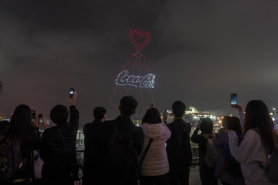Pertunjukan Drone Coca-Cola® Pertama di Hong Kong, 600 Drone Persembahkan Adegan Kenangan Indah Coca-Cola® di atas Victoria Harbour