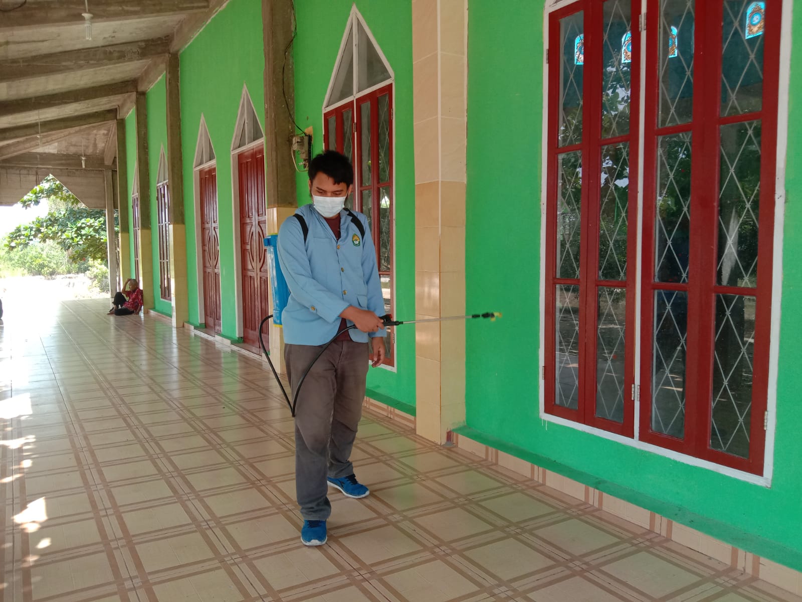 Mahasiswa Kukerta UNRI Lakukan Penyemprotan Disinfektan Sejumlah Masjid di Desa Balai Makam