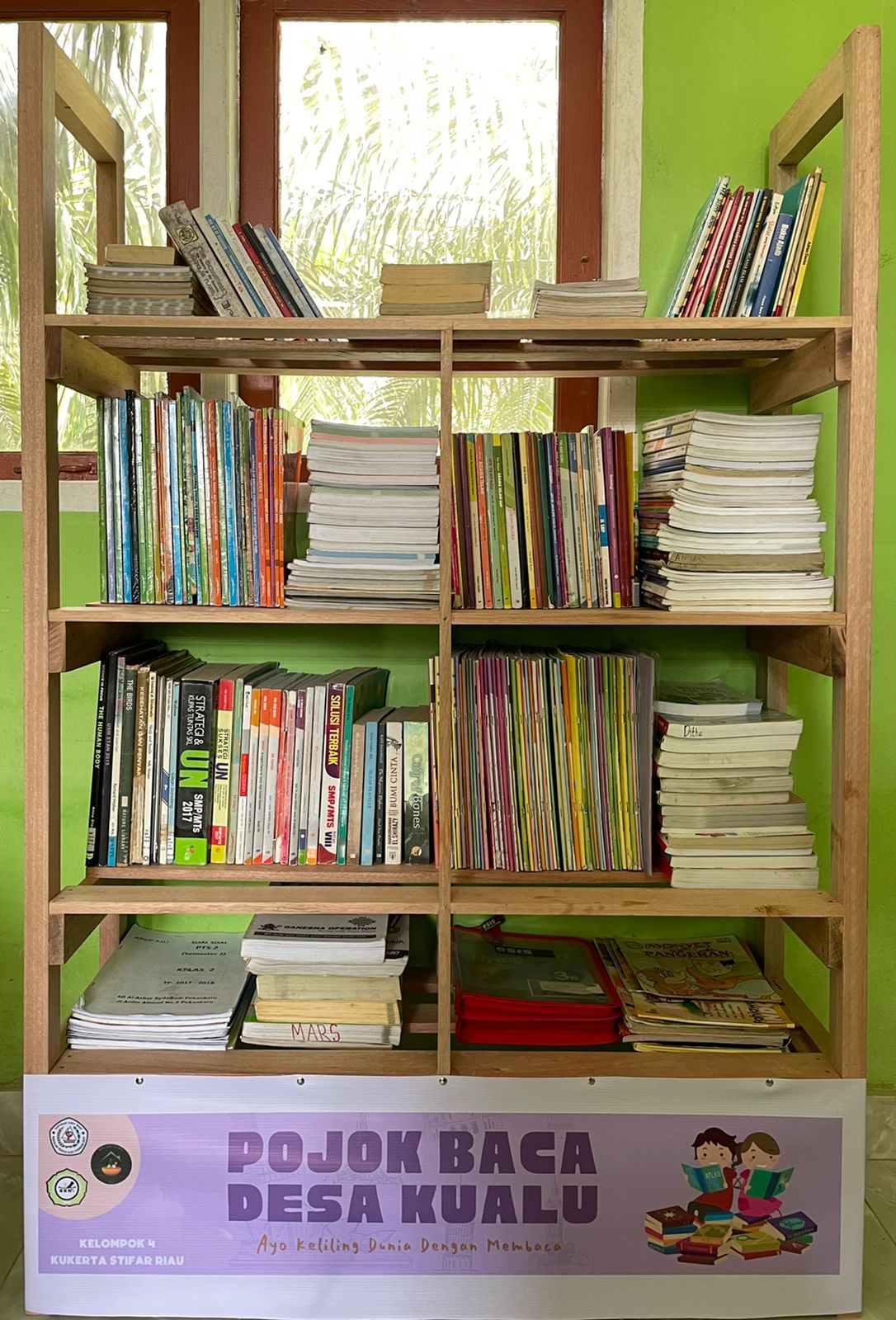Indonesia Darurat Literasi, KKN STIFAR Riau Buat Pojok Jendela Dunia Sebagai Pustaka Mini