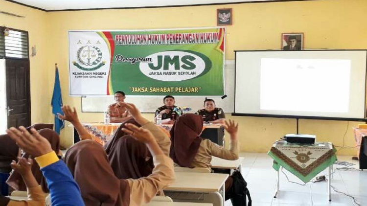 Siswa SMPN 2 Sentra Antusias Ikuti JMS Kejari Kuansing
