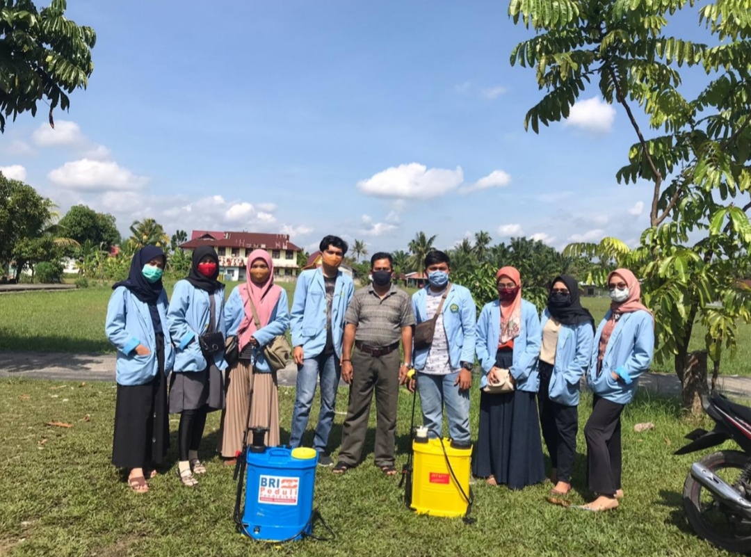 Tim Pengabdian Kukerta Balek Kampung UNRI Semprot Disinfektan di Pasar Minggu Perawang