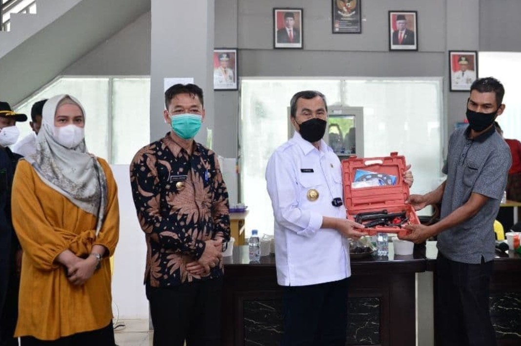 Gubernur Riau Serahkan Bantuan 10 Unit Mesin Kapal Untuk Nelayan Rohil