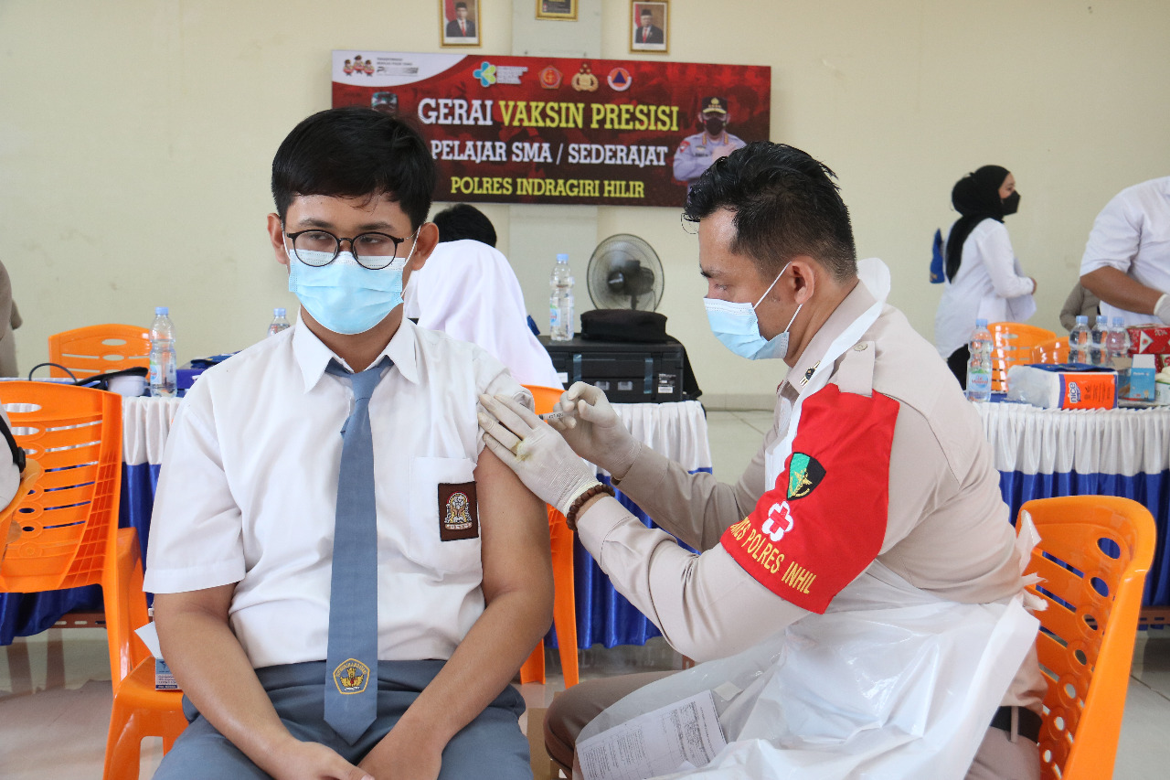 Belajar Tatap Muka, Ratusan Siswa SMAN 1 Tembilahan Divaksin