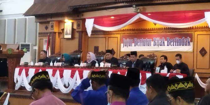 DPRD Tanjungpinang Sahkan Ranperda APBDP 2022 dan Ranperda Retribusi PBG menjadi Perda