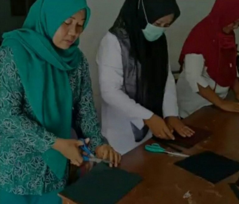 TP PKK Labuhanbatu Buat Masker Kain untuk Dibagikan Kepada Warga Kelurahan dan Desa