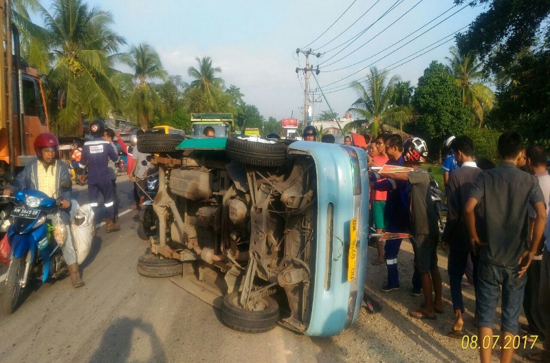 Elakkan Tabrakan Angkot Terbalik, Escudo Masuk Parit
