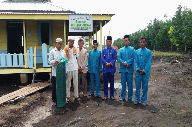 Kepala Desa Titi Akar memberikan bantuan kepada pengurus Musholla Mif Tahul Jannah