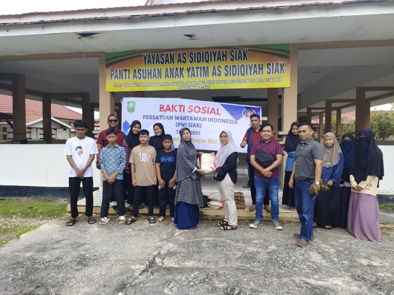 PWI Siak Diketuai Wiwik Serahkan Bantuan Sembako Ke Panti Asuhan dan Warga