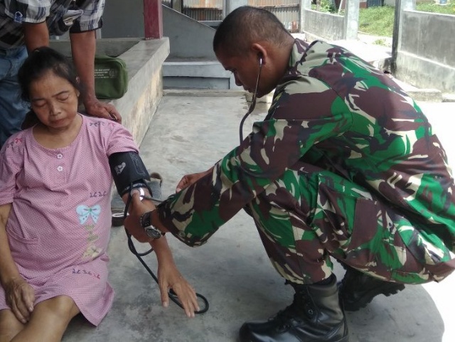 Tim Kesehatan Satgas TMMD berikan Pelayanan gratis kepada Warga