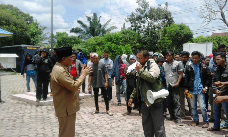 Serbu Disnaker Dumai, Ratusan Pekerja PT SMIP Sampaikan Pernyataan Sikap