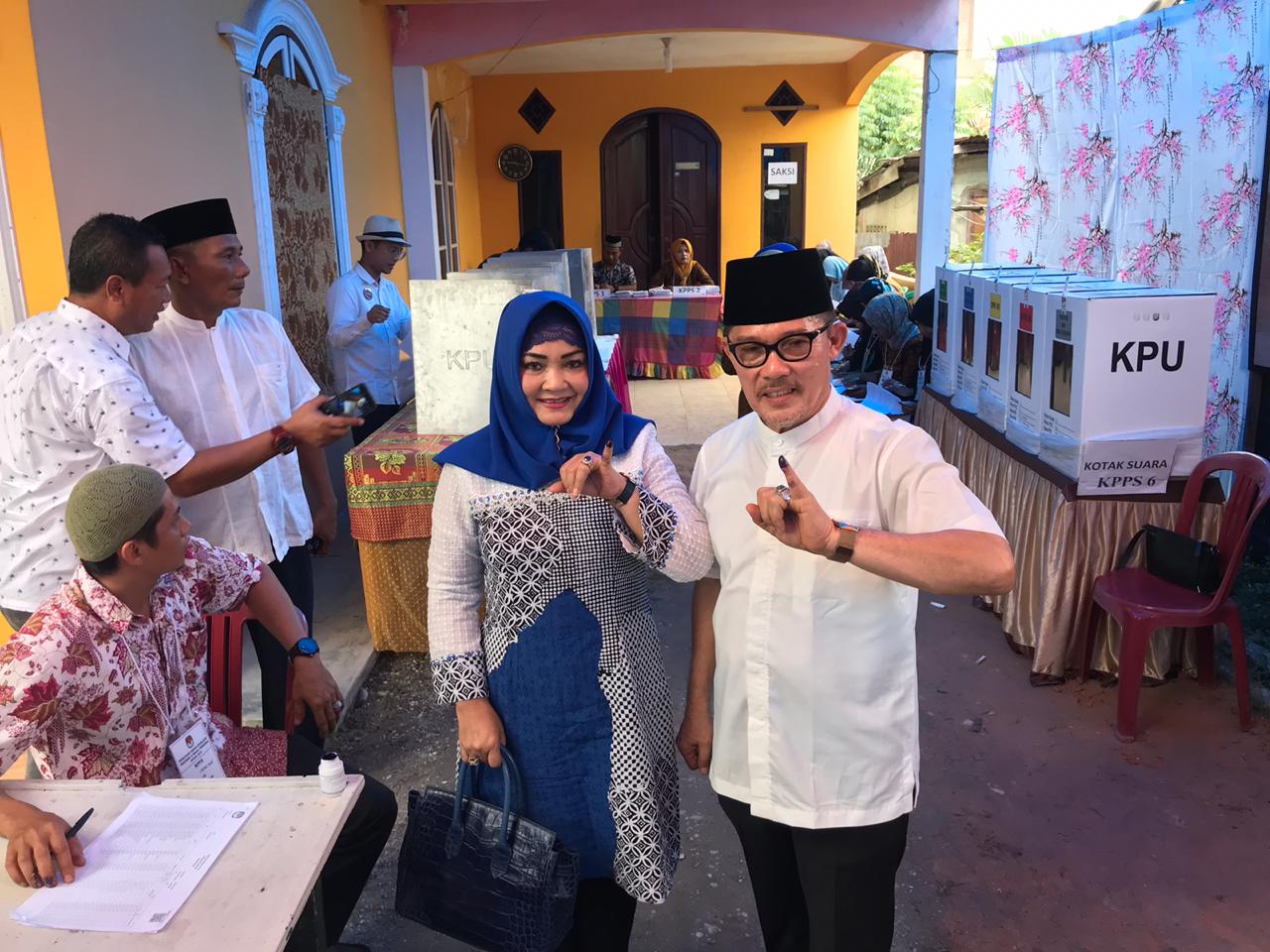 Bersama Anak dan Istri, Zul AS Nyoblos di TPS 16 Sukajadi