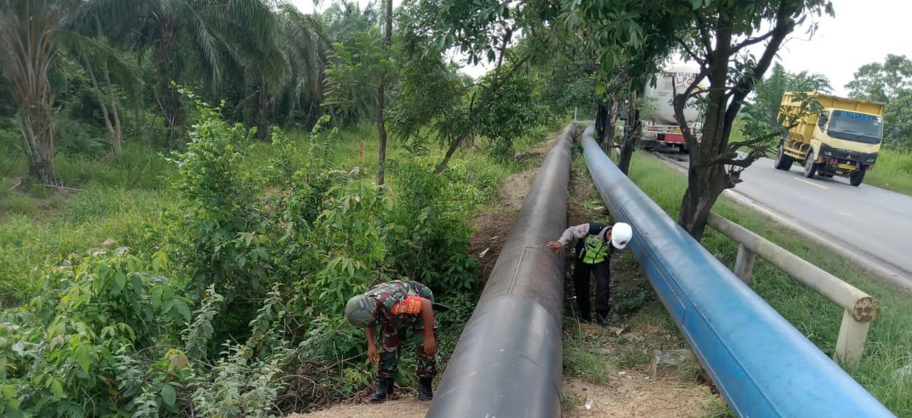 SKK Migas dan Babinsa Koramil-01 Kelurahan Mekarsari Laksanakan Patroli Keamanan Pipa PHR