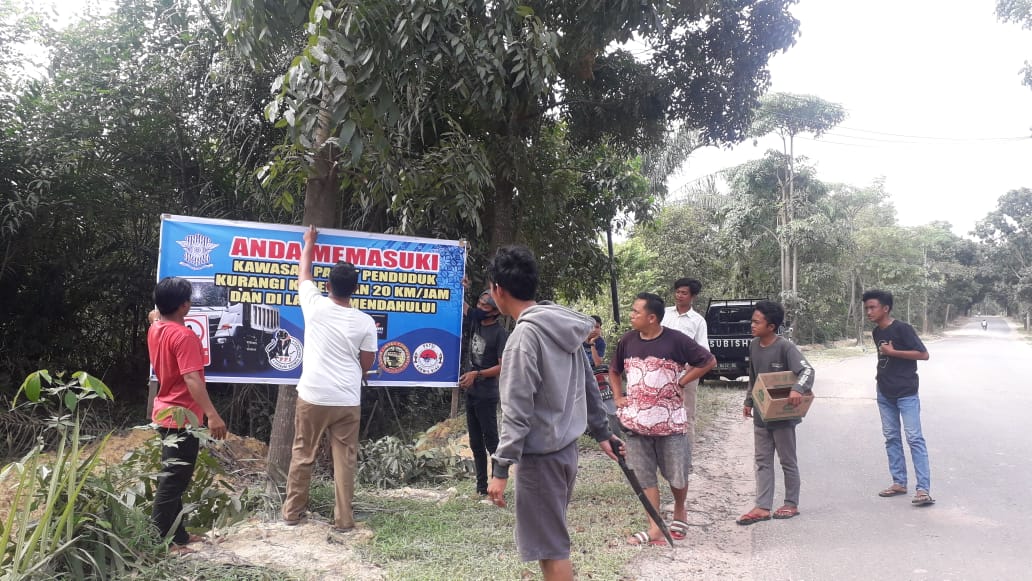 Warga Bukit Timah KM 7 Dumai Pasang Spanduk Himbauan Untuk Supir Truk