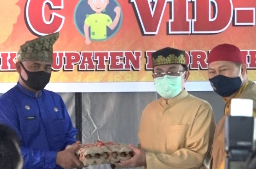 Bupati Inhil HM Wardan Salurkan Bantuan Sembako