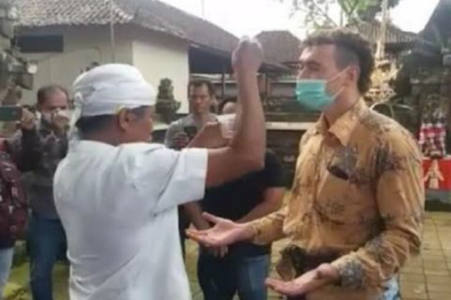 Bule Pemanjat Pohon Keramat Diusir dari Bali, Tapi Tak di-Blacklist