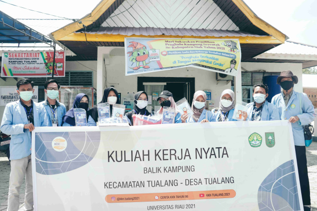 Pengabdian Kukerta Balek Kampung UNRI Bagikan ''Corona Prevent-Kit''