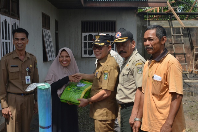Kunjungi Korban Kebakaran, Walikota Dumai Serahkan Bantuan
