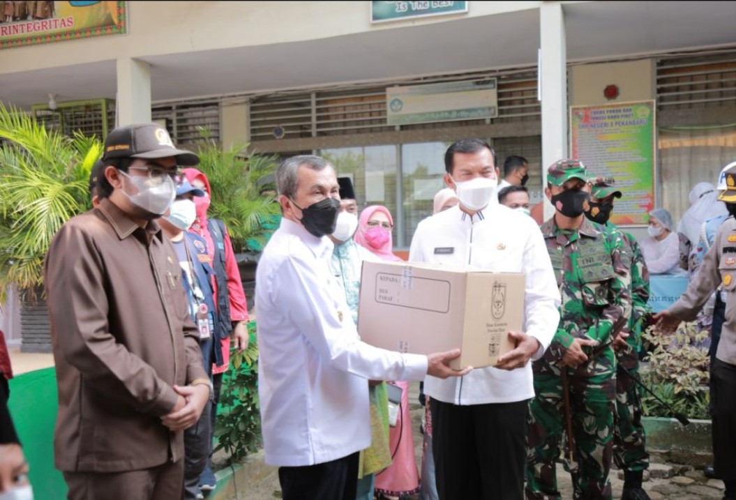 Gubri Serahkan Bantuan Fasilitas Kesehatan dan Sembako Kepada Walikota Pekanbaru