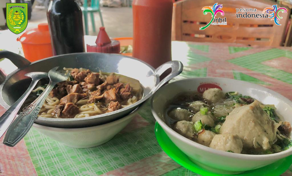 Menarik, Bakso dan Mie Ayam di Tembilahan ini Penyajiannya Gunakan Wajan