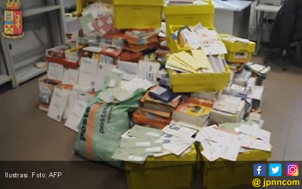 Gaji Kecil, Pak Pos Timbun 400 Kg Surat