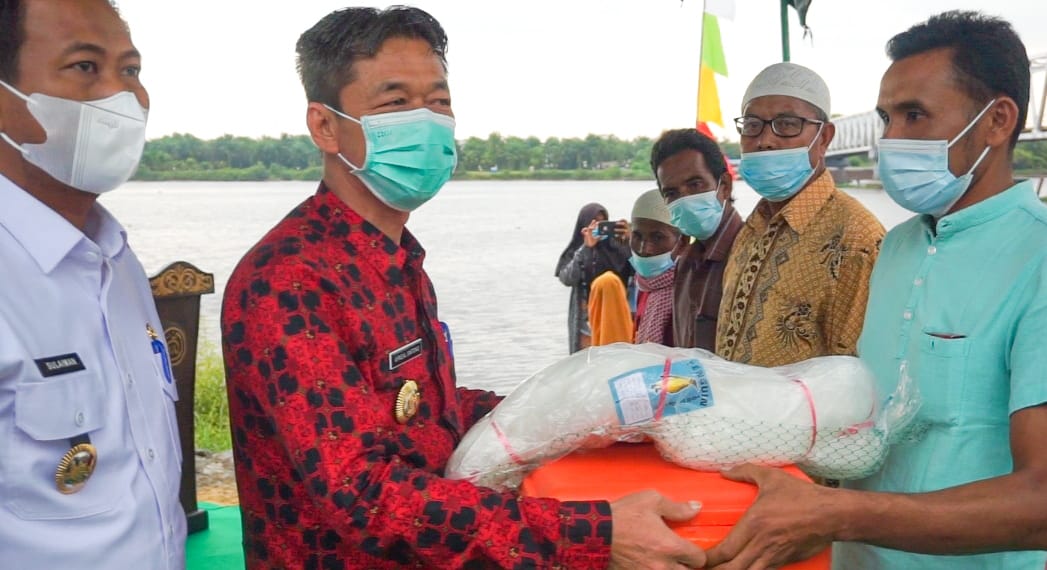 Bupati Rohil Bagikan Perahu Mesin Kepala Nelayan Jumrah