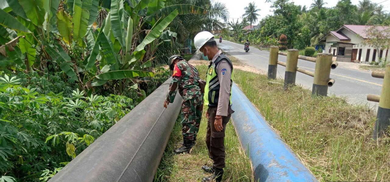 Pastikan Keamanan Pipa PHR, Serka Suandi Laksanakan Patroli