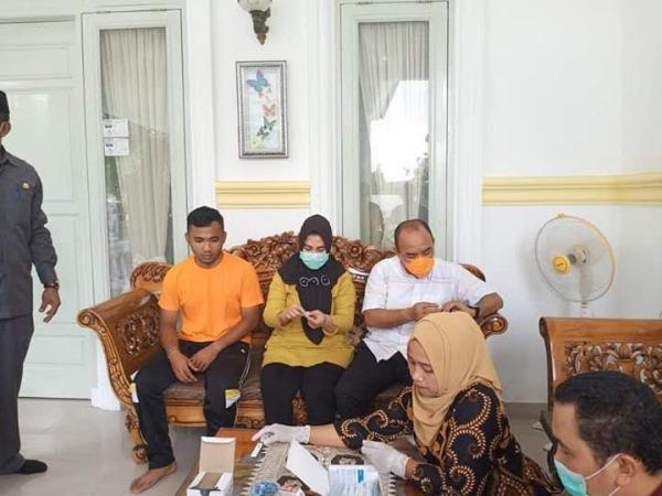 Bupati Labuhanbatu Bersama Keluarga Melakukan Rapid Test