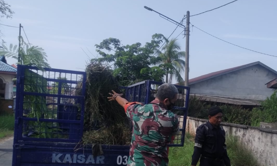 Peltu Wawan dan Masyarakat Kelurahan Buluh Kasap Laksanakan Gotong Royong