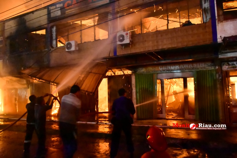 Si Jago Merah Hanguskan Deretan Ruko Depan Pasar Senggol Dumai