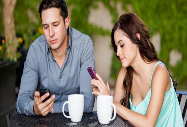 Berdasarkan survei, Orang yang Kecanduan Ponsel Pintar Jarang Berhubungan Seks