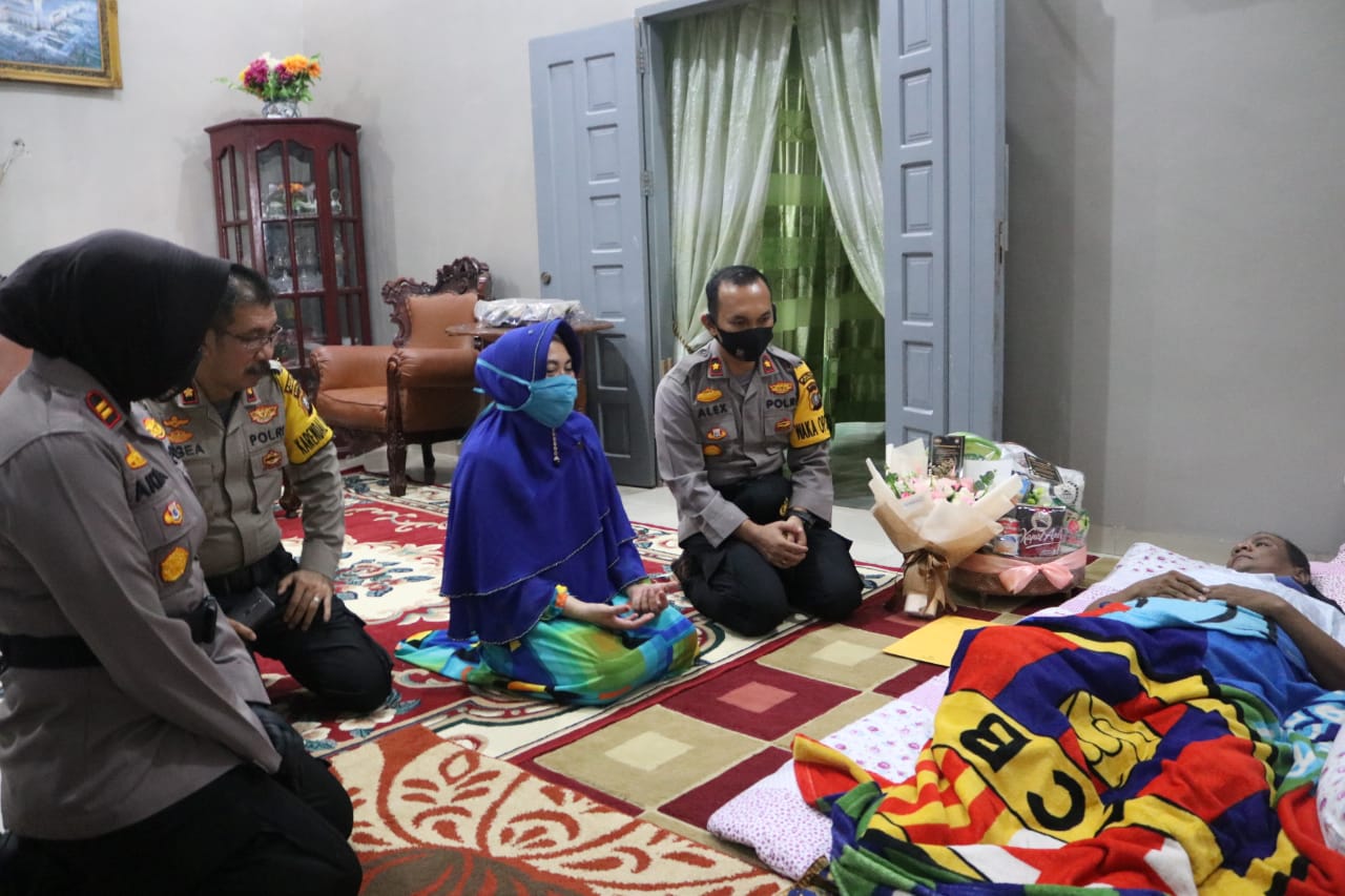 Polres Dumai Berikan Bucket Bunga Kepada Purnawirawan, Warakawuri dan Personil Polres Dumai